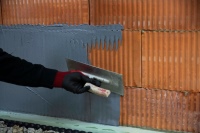 Bei Bedarf wird der Untergrund vorab mit HECK 2K TURBO DB egalisiert bzw. eine Kratzspachtelung aufgetragen. Bild: Heck Wall Systems