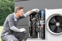 Sicher im Umgang mit Wärmepumpen-Systemen: Stiebel Eltron-Fachpartner profitieren unter anderem von einem breiten Aus- und Weiterbildungsprogramm. <br />Bilder: Stiebel Eltron<br /><br /><br /><br />