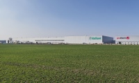 Die neue Megafabrik der Vaillant Group produziert ausschließlich Wärmepumpen. Mit dem neuen Werk verdoppelt das Unternehmen, das auch in Deutschland, Frankreich und Großbritannien Wärmepumpen fertigt, seine Produktionskapazitäten auf weit mehr als eine halbe Million Wärmepumpen pro Jahr.<br />Bilder: Vaillant