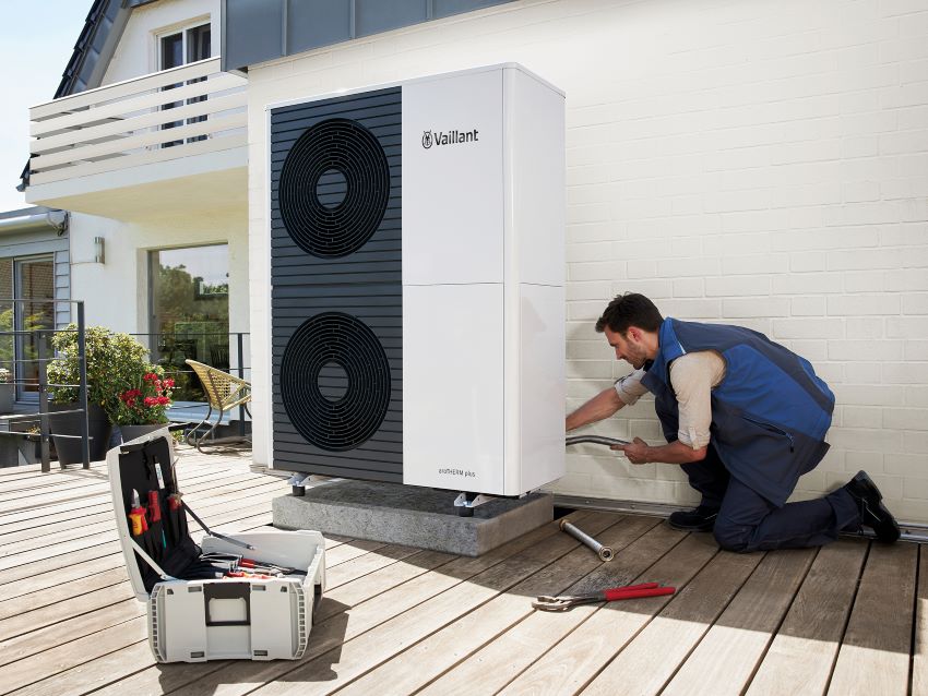 Wärmepumpe aroTHERM plus Außenansicht mit Handwerke...