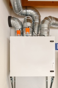 Das Lüftungsgerät Centra von inVENTer ist auch für Büro- und Wohnräume geeignet. Das Gerät mit Luftverteilsystem lässt sich sowohl im Neubau als auch nachträglich mit geringem Aufwand installieren. <br />Bilder: inVENTer GmbH
