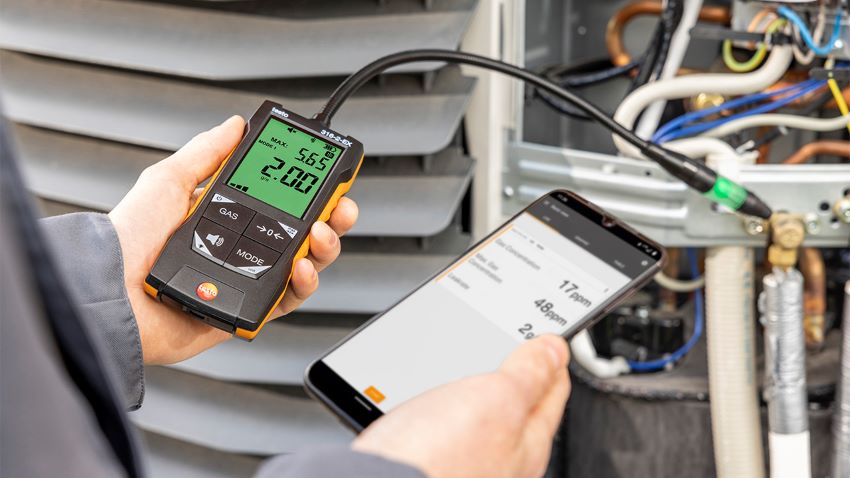 Das testo 316-2-Ex bei der Anwendung an einer Wärmepump...