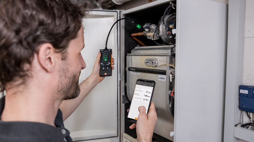 Das testo 316i bei der Anwendung an einer HeizungBilder:...