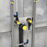 Durchgeschleifte Reihenleitungen zur Anbindung von Sanitärgegenständen können über MasterFix Adapter werkzeuglos angeschlossen werden.<br />Bilder: Geberit