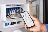 Die Steckverbindungen wurden optimiert und verfügen über einen besseren Feuchtigkeitsschutz. Neu ist ebenfalls ein Pairing-Button, um die Kopplung mit der App Geberit Control herzustellen.