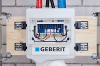 Die Montage der Geberit HS30 und HS50 wurde deutlich vereinfacht. Durch Schieberegler wird die Steuereinheit – analog dem Unterputzspülkasten – fixiert.