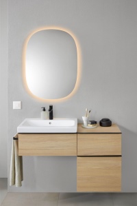 Der Lichtspiegel Geberit Option Oval lässt sich hochkant oder quer montieren und hat die Abmessungen 60 cm auf 80 cm. Die indirekte Beleuchtung mit einer Lichttemperatur von 3.000 Kelvin wird über den Lichtschalter des Badezimmers bedient.
