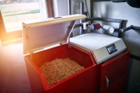 Eine Pelletheizung ist klimaneutral und zukunftssicher. <br />Bild: Debeka / AdobeStock