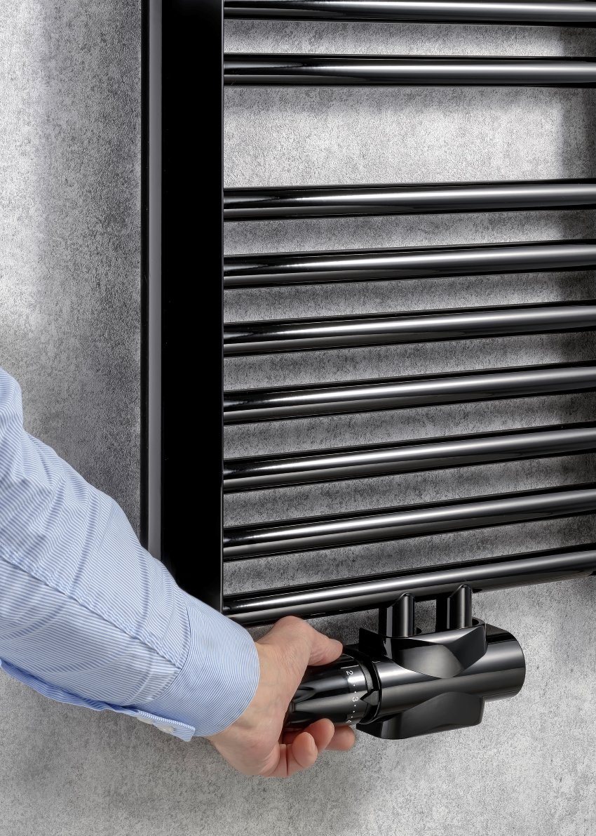 Es besteht die Möglichkeit, den Thermostat-Kopf links...