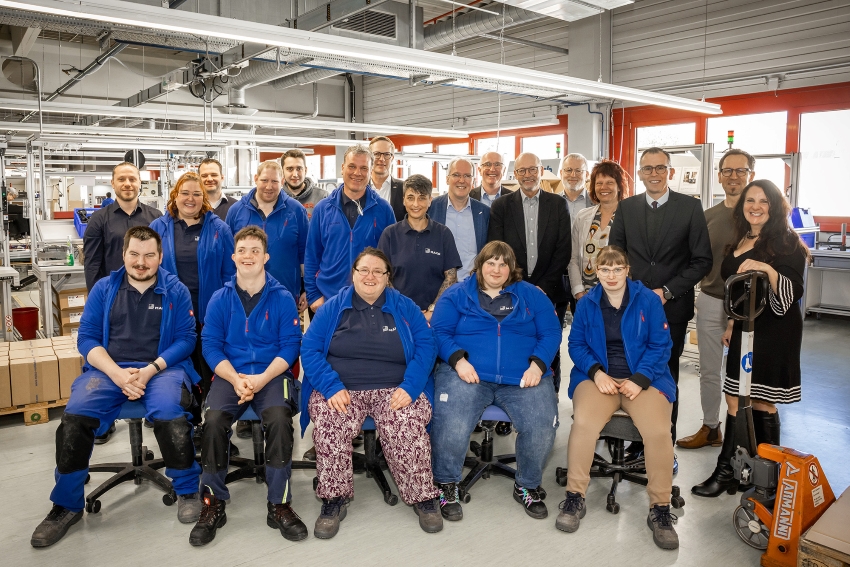 Gruppenfoto mit den Mitarbeitern der Stiftung Liebenau...