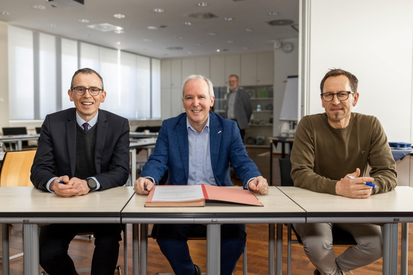 Offizielle Vertragsunterzeichnung mit Landrat Sven...