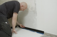 1. Wannendichtband verkleben