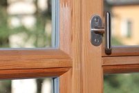 Gefertigt werden die Fenster aus heimischen Hölzern,.......