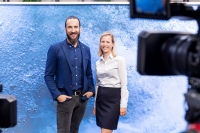 Durch die Sendungen von Geberit On Air führt das sympathische Moderatoren-Duo Tamir Fiebach, Projektmanager, und Andrea Habel, Verkaufsberaterin im Außendienst bei Geberit.<br />