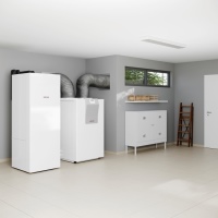 Das WPL 09 ICS classic compact plus Set – eine Kombination aus innen aufgestellter Luft-Wasser-Wärmepumpe und dem Integralspeicher HSBC 200 L 