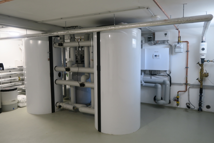 Zwei je 850 l fassende Speicher puffern die Wärme für...