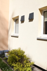 Jede der 144 Wohnungen im Gebäude wird mit 2-4 dezentralen Lüftungsgeräten iV14-Zero Connect sowie Abluftgeräten Aventus des thüringischen Lüftungsspezialisten inVENTer ausgestattet. 