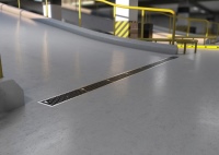 Die ACO Parkhausrinne 200 mit Stegrost wird entsprechend der Einbausituation mit einer Rinnenhöhe von 42 mm bis 150 mm gefertigt. Besonders am Rampenfuß ist ein größerer Einlaufquerschnitt erforderlich, um größere Mengen Regenwasser sicher zu entwässern.