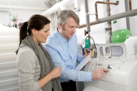 Besitzer von über 20 Jahre alten Ölheizungen sollten unbedingt noch dieses Jahr den Kauf einer modernen Ölheizung erwägen.  Energieeffiziente Brennwerttechnik, moderne Sicherheitstanks, lukrative Förderung sowie eine relativ krisensichere Brennstoffversorgung sind starke Überzeugungsargumente. <br />Bild: IWO