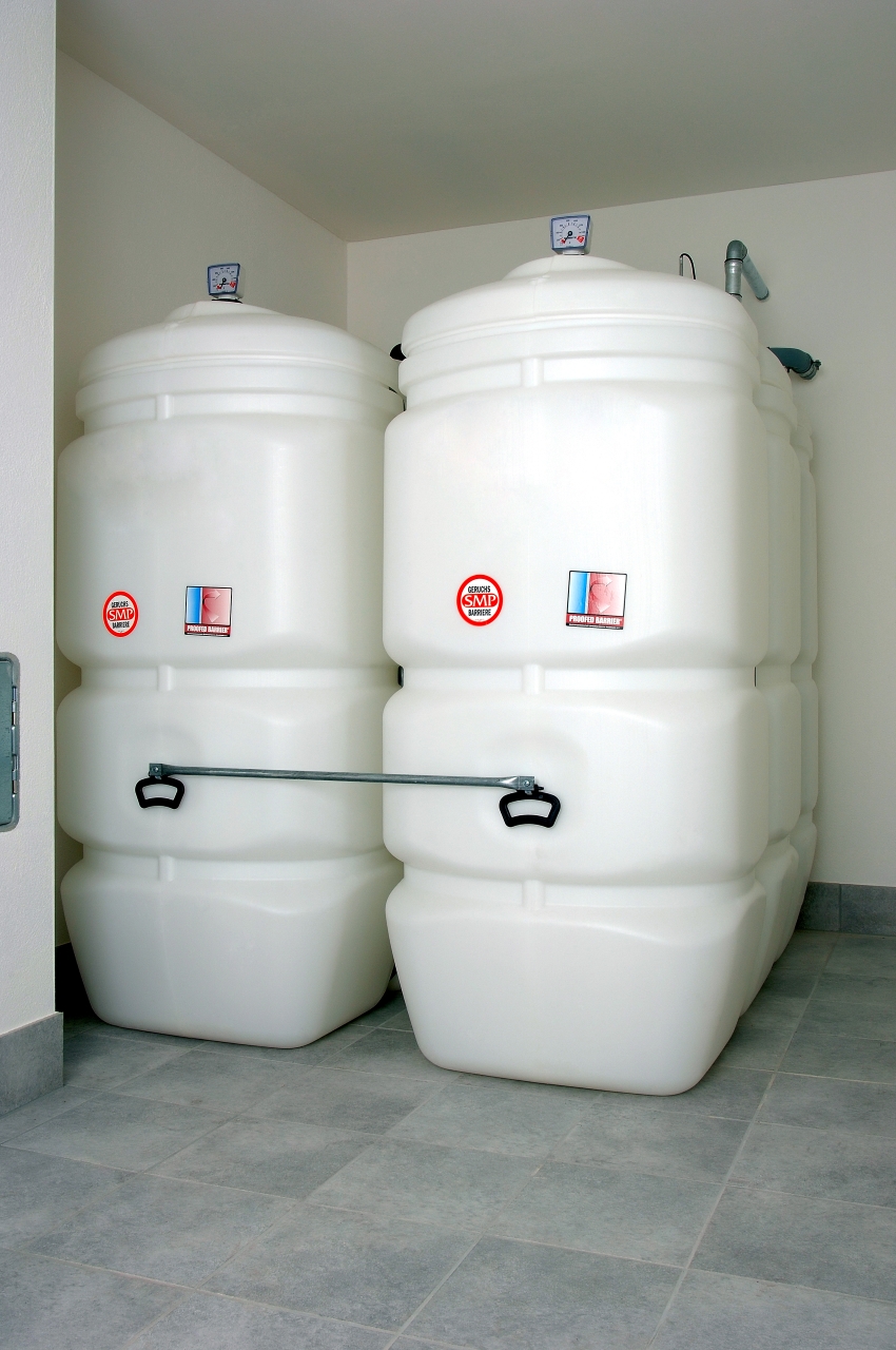 Moderne, doppelwandige Kunststoff-Tanks sind absolut...