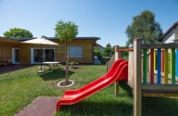 Die Möbel und Spielgeräte der Kita KinderZeit sind innen und außen aus Naturholz gefertigt.<br />Bilder: Geberit/Anna Stöcher