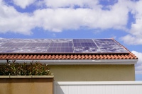 Nicht immer sind Schäden an der Photovoltaikanlage so auf den ersten Blick ersichtlich wie hier nach einem Hagelschauer. <br />Bild: Debeka/AdobeStock 
