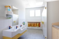 Die kindgerechten und farbenfrohen Geberit Bambini Waschplatzkonzepte fördern spielerisch Hygienegewohnheiten und können von Kindern verschiedener Größen- und Altersklassen genutzt werden.