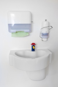 Die Waschtische von Geberit Bambini sind in altersgerechten Höhen zwischen 45 und 60 cm montierbar. Ein nach vorne gezogenes Hahnloch erleichtert die Benutzung. Die Armaturen mit Infrarotnutzererkennung ermöglichen es Kindern spielerisch berührungslose Hygienegewohnheiten zu entwickeln.