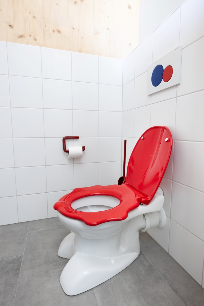Die kindergerechte WC-Keramik mit Füßen spricht Kinder...