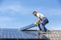 Mit der Installation eine Solaranlagen gehen – von der Planung über die Finanzierung bis hin zur Inbetriebnahme – einige Pflichten einher. <br />Bild: Enpal