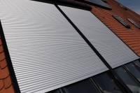 Schutz gegen Hitze und Unwetter: Die metallischen Lamellen können das Sonnenlicht reflektieren und sperren 92 Prozent der Strahlung konsequent aus. <br />Bild: Schanz