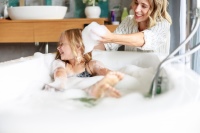Die Technik von Smartfox nutzt den Überschuss aus der Solaranlage auch zur Warmwasserbereitung.<br />Bild: istockphoto.com/ YakobchukOlena