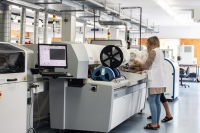 SMD-Fertigungslinie im Produktionsgebäude der TA