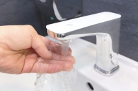 Mit der berührungslosen Waschtischarmatur AquaXPro von HSK lässt sich dank einer smarten Sensortechnik bis zu 50 % Wasser beim Händewaschen einsparen.<br />Bild: HSK