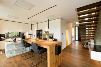 Vitramo-Heizelemente liefern angenehme Strahlungswärme – in diesem modernen Wohnhaus als deckenintegrierte Lösung.<br />Bilder: Vitramo GmbH<br /><br />