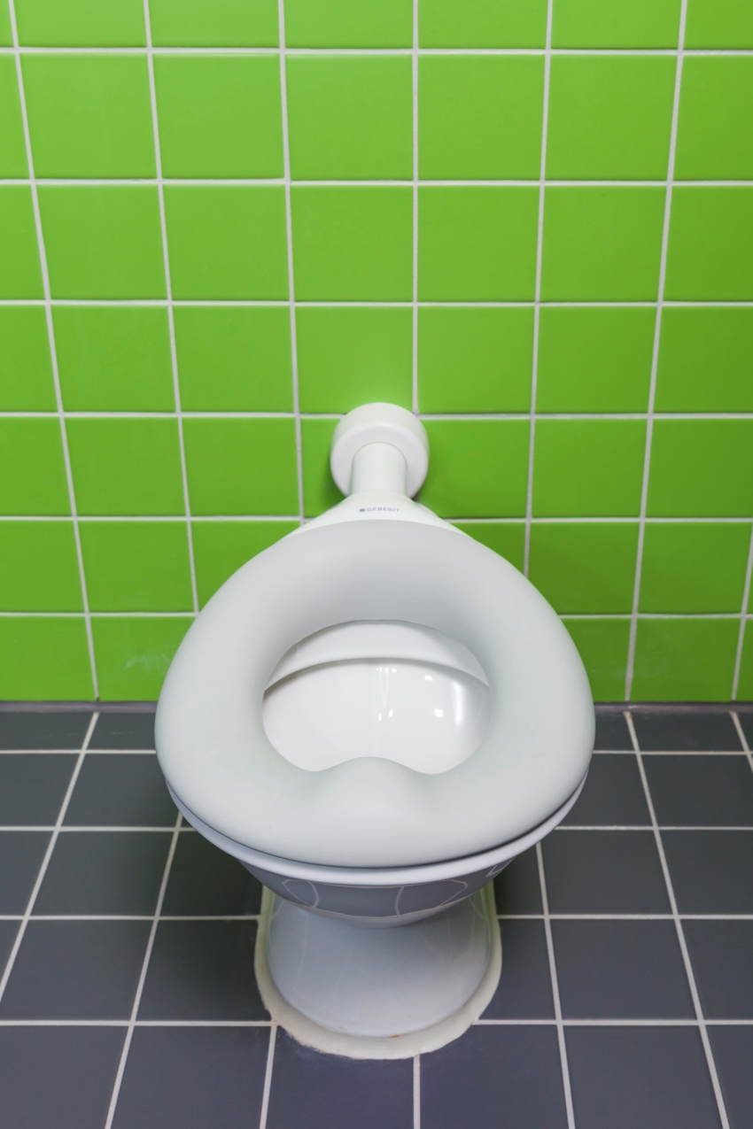 In den Sanitärräumen der Kita kamen kindgerechte Stand-WCs...