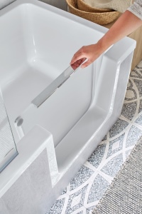 Der Umbau von Badewanne in Dusche geht dank Wannentür mit Magnetkraft einfach von der Hand. Beim Duschen befindet sich die Tür in ihrer Parkposition platzsparend direkt am Wannenrand.