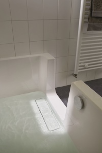 Durch den innovativen Einsatz von Magnetkraft dichtet die satinierte Acrylglas-Wannentür zuverlässig ab. Sollte sie mal vergessen werden, verhindert der innovative Sicherheitsüberlauf, dass Wasser austreten kann.