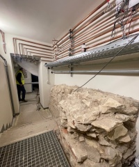 Neben der neuen Verrohrung aus SANHA-Press Kupfer sind noch historische Mauerreste zu sehen.<br />Bild: SANHA