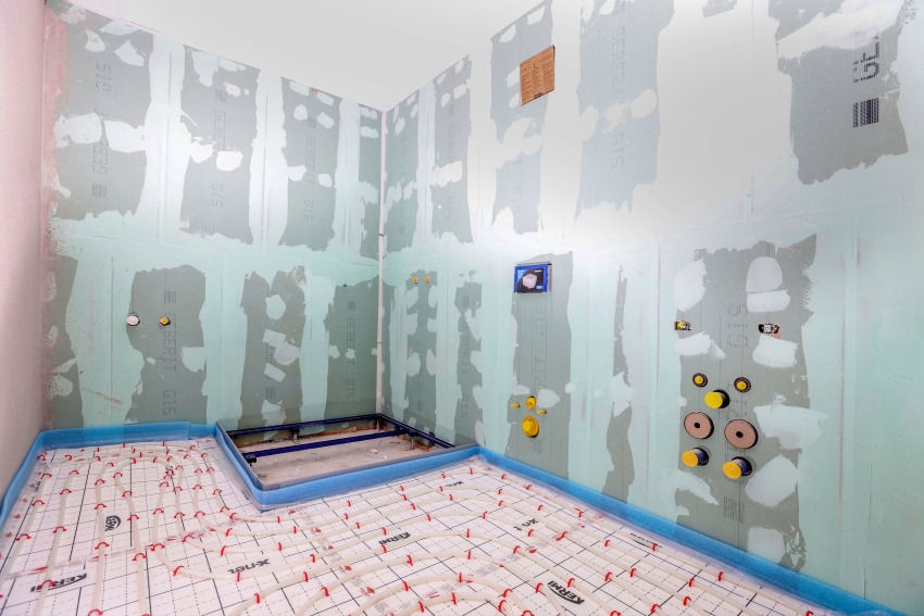 Nach der Installation der vorgefertigten Sanitärwände...