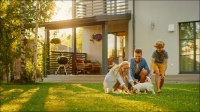 Baufamilien achten heute immer mehr auf nachhaltige und wohngesunde Baumaterialien. Für kommende Generationen wird das eine Selbstverständlichkeit sein.            <br />Bild: Gorodenkov/AdobeStock/SG Weber<br />
