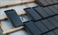 Modern leben, unsichtbar Sonnenstrom erzeugen: Solardachziegel sind sehr unauffällig und lassen sich perfekt ins Gesamtbild des Eigenheims integrieren.<br />Bild: autarq/Creaton/txn