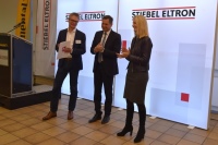 Rund 65 Millionen Euro investiert Stiebel Eltron in den Umbau des Continental-Werks Gifhorn, um dort zukünftig Wärmepumpen-Innenmodule zu produzieren. Den Zuwendungsbescheid des Landes Niedersachsen in Höhe von fünf Millionen Euro hat Wirtschafsminister Olaf Lies (Mitte) jetzt an Stiebel Eltron-Geschäftsführer Dr. Kai Schiefelbein (links) im Beisein von Continental-Vorständin Dr. Ariane Reinhart  übergeben.<br />Bild: Stiebel Eltron