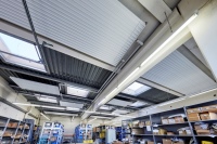 Deckenstrahlplatten gelten aufgrund ihrer nachhaltigen, energieeffizienten und komfortablen Funktionsweise als echte Problemlöser der Gebäudetemperierung und können aktiv dabei helfen, die Beheizung und Kühlung großer Räumlichkeiten nachhaltiger und sparsamer zu gestalten.