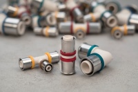 Bei einer Druckprobe kommt es an unverpressten Verbindungen mit ultraPRESS-Fittings im Durchmesserbereich von 16-32 mm zu einer Zwangsleckage, da diese mit einer LBP (Leak Before Press) -Funktion ausgestattet sind.<br />Bild: KAN-therm