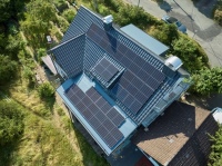 Saniertes Dach eines Einfamilienhauses mit neu installierter PV-Anlage.<br />Bild: alwitra/Sven-Erik Tornow