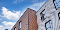 Individuelle Fassadengestaltung mit Ton und Lehm. Die langlebigen, natürlichen Elemente schützen die Fassade für viele Jahrzehnte und sind dabei nahezu wartungsfrei. Das spart bares Geld und schützt das Klima.<br />Bild: Creaton/txn<br /><br />