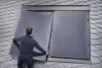Das neue Rathscheck Indach-Photovoltaiksystem ermöglicht eine einfache und nahezu flächenbündige Integration von Photovoltaik-Modulen in klassische Schieferdeckarten.<br />Bild: Rathscheck Solar