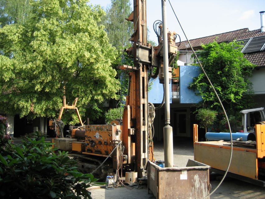 Erd-Wärmepumpen, hier die Bohrarbeiten für eine Sonde,...