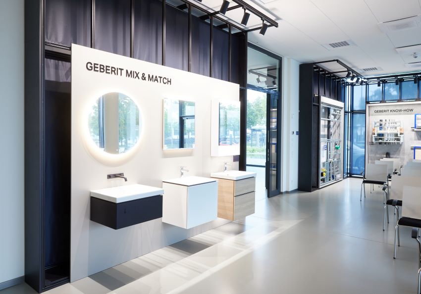 Im Theorieraum und im großzügigen Foyer werden an Exponaten...